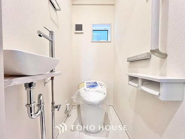 清潔な空間を保てるよう、お手入れのしやすさにもこだわり、汚れをサッと拭き取れる床材と壁紙を採用。快適な温水洗浄便座に加え、室内には手洗いスペースを設置。洗面室まで移動せずスマートにお使いいただけます。