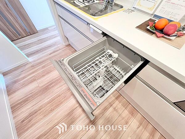 ビルトイン食器洗浄乾燥機付きのシステムキッチン。毎日の家事負担を大幅に軽減する、主婦・主夫に嬉しい設備です。手洗いよりも節水できるうえ高温乾燥で衛生面も安心。空いた時間を家族との団らんに充てられます。