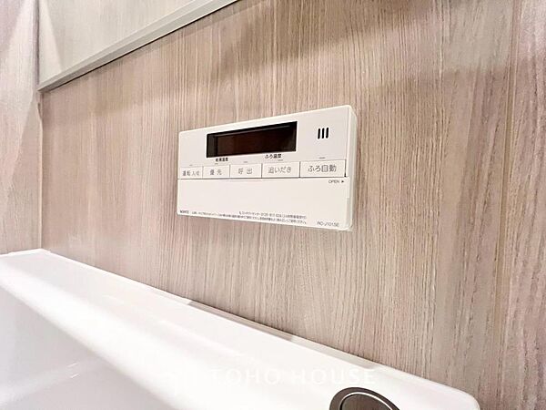 スイッチ1つで一定量の湯を浴槽に張ったり保温や追い焚きをすることができる機能は何かと便利です。仕事帰りや育児で忙しい時間帯でも、手軽に温かいお風呂を用意できます。日々の疲れを癒やす快適なバスタイムを。