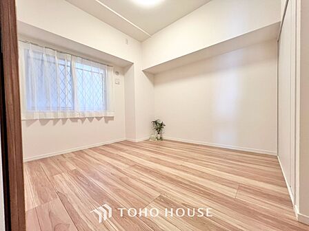 白を基調とした室内は、明るい住空間を造り出すだけでなく清潔感をもたらしてくれます。どんな家具とも合わせやすく、お好みのインテリアで自分らしい空間演出を楽しめるのも、白をベースにした間取りの魅力ですね。