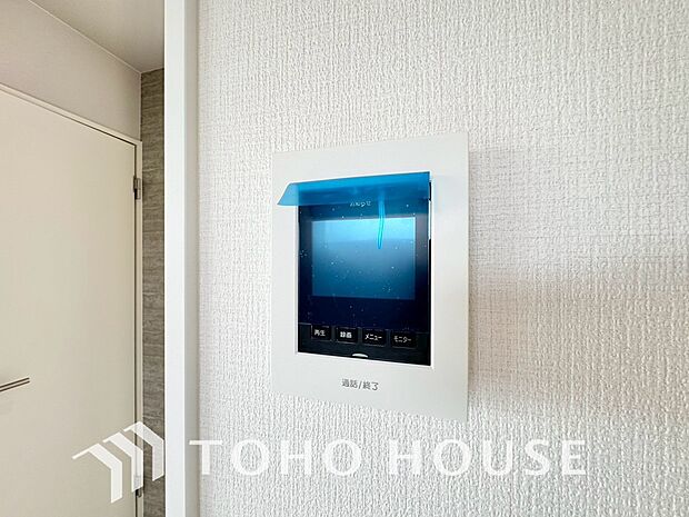 「見える安心」を実現するＴＶモニター付きインターホンを設置。来訪者の顔を室内から一目で確認できるため、防犯性が高く、お子様の留守番時も安心です。家族の安全を守る確かな配慮を、ぜひ現地でお確かめ下さい。
