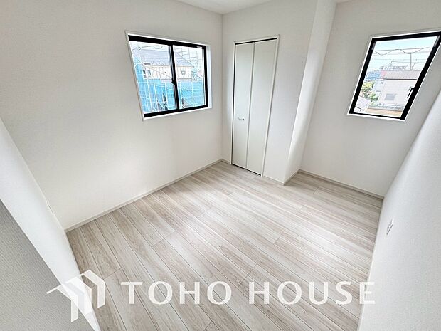 全居室にクローゼットを完備。収納家具を最小限に抑えられるため、自由度の高い家具配置が叶うシンプルな空間です。お子様の成長やライフスタイルの変化に合わせて、お好みのレイアウトや変化を、末長く愉しめます。
