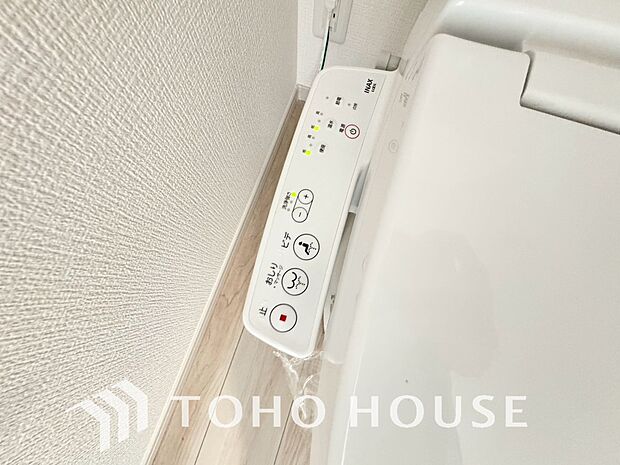 快適な温水洗浄便座（ウォシュレット）を完備。毎日使う場所だからこそ清潔でお手入れがしやすい衛生的な機能にこだわりました。冬場でも便座が温かく、季節を問わず誰もが心地よく使える嬉しい標準設備となります。