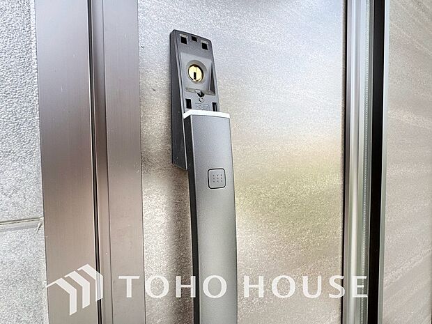 ICチップや、ボタンで鍵を施解錠できるスマートキーを搭載。荷物で手が塞がっていてもワンタッチでスムーズに開閉でき、毎日の出入りが快適です。防犯性も高いので、鍵の紛失リスクも軽減する先進の安心設備です。