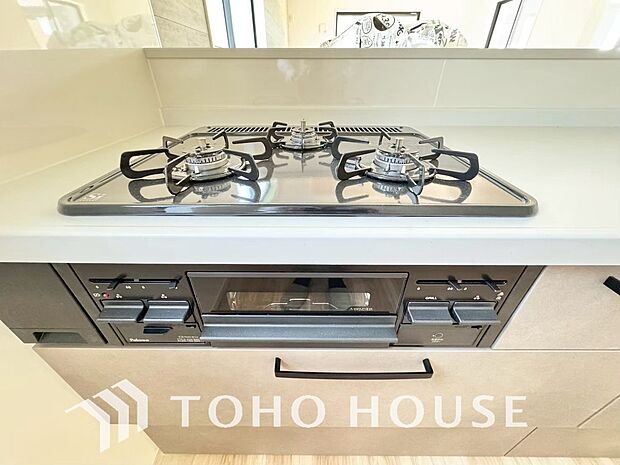 一度に複数のお料理を並行して作れる、便利な3口コンロを採用。毎日のキッチンタイムを大幅に効率化し、忙しい時間帯の家事をサポートします。料理がもっと楽しくなる、機能的で使いやすい設備を現地でご覧下さい。