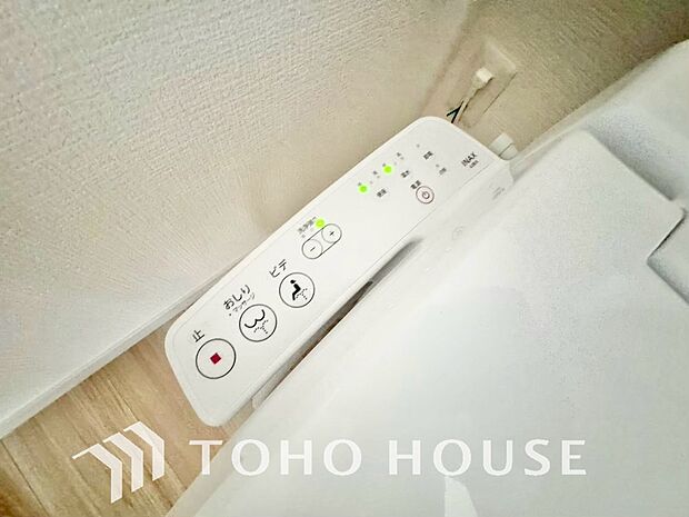 快適な温水洗浄便座（ウォシュレット）を完備。毎日使う場所だからこそ清潔でお手入れがしやすい衛生的な機能にこだわりました。冬場でも便座が温かく、季節を問わず誰もが心地よく使える嬉しい標準設備となります。