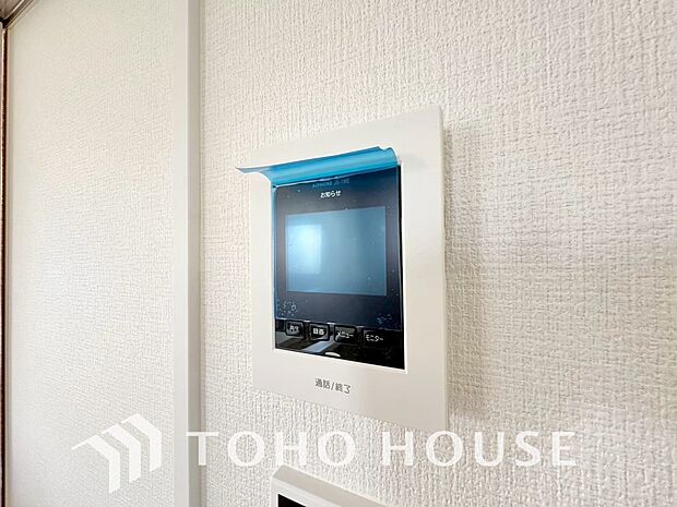 「見える安心」を実現するＴＶモニター付きインターホンを設置。来訪者の顔を室内から一目で確認できるため、防犯性が高く、お子様の留守番時も安心です。家族の安全を守る確かな配慮を、ぜひ現地でお確かめ下さい。
