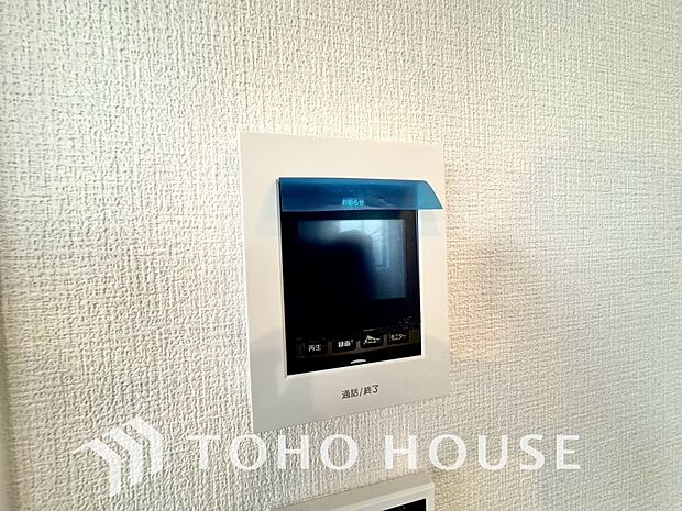 「見える安心」を実現するＴＶモニター付きインターホンを設置。来訪者の顔を室内から一目で確認できるため、防犯性が高く、お子様の留守番時も安心です。家族の安全を守る確かな配慮を、ぜひ現地でお確かめ下さい。