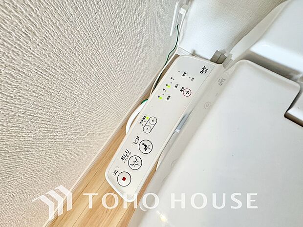 快適な温水洗浄便座（ウォシュレット）を完備。毎日使う場所だからこそ清潔でお手入れがしやすい衛生的な機能にこだわりました。冬場でも便座が温かく、季節を問わず誰もが心地よく使える嬉しい標準設備となります。