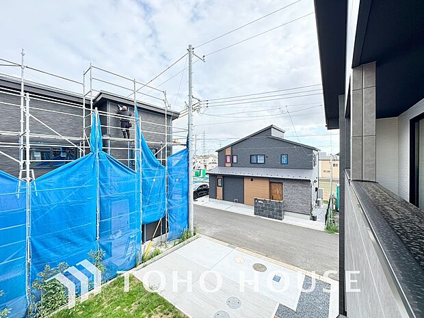 豊かな眺望にふさわしい空間には、優れた通風と採光により、心地よい光と風があふれています。圧倒的な開放感と、四季の移ろいを肌で感じる贅沢な住み心地。この地ならではの特別な情景を、ぜひ現地でご体感下さい。