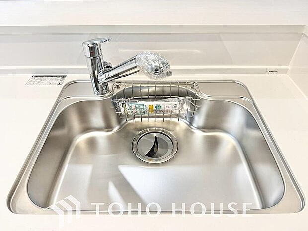 ワンタッチで浄水と原水を切り替えできる浄水器一体型水栓は水道水に含まれる有害物質を除去してくれます。