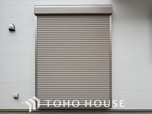 台風などの激しい雨風からお家を守るのはもちろん、空き巣対策などの防犯抑止や防音にも効果を発揮します。