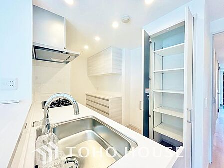 大容量のキッチン背面収納も完備しておりますので、新たに家具を購入する必要がありません。食器類もすっきりと片付く収納力が期待できます。充実した収納スペースが確保できていると、日々の家事がはかどりますね。