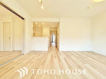 光と風が心地よい開放的なリビングは、自然と家族が集まる住まいの特等席です。家の中で一番明るく、使い勝手のよさにこだわった空間に仕上げています。家族みんながのびのびと過ごせる、開放感あふれる住まいです。
