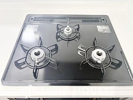 毎日料理をする方や、品数を多く作りたいご家族に、嬉しい3口コンロ。複数の調理を同時に進められるため、忙しい時間帯の夕食準備もスムーズにはかどります。料理の効率と、楽しさを広げてくれる、必須の設備です。