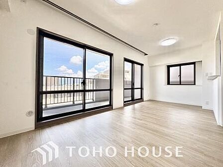 光と風が心地よい開放的なリビングは、自然と家族が集まる住まいの特等席です。家の中で一番明るく、使い勝手のよさにこだわった空間に仕上げています。家族みんながのびのびと過ごせる、開放感あふれる住まいです。