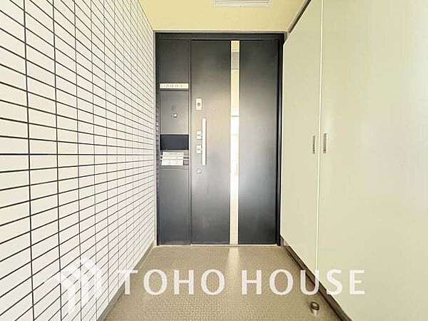 毎日みんなを見送り、そして迎え入れる場所だから。帰りたくなる家をテーマに設計した、自慢の玄関です。明るく広めの開放的な空間が家族を優しく包み込み、まいにちの生活に安心と心地よさをプラスしてくれますよ。