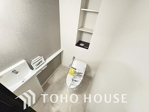 毎日使うトイレには快適な温水洗浄便座を完備しています。清潔感のあるプライベート空間で日々の生活に心地よいゆとりをプラス。毎日の暮らしをさらに一段と快適にしてくれる、嬉しいこだわり設備仕様の住まいです。