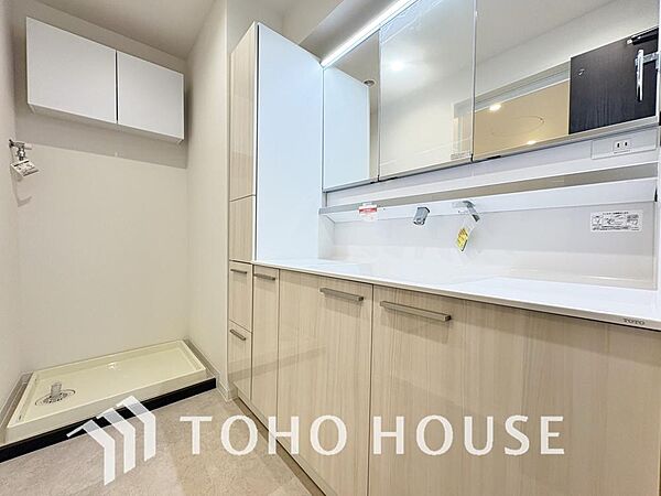 平日の朝であっても落ち着きとくつろぎを感じられる空間。気持ちよく身だしなみを整えられます。ゆとりある広さの洗面台には大型ミラーや収納も完備。慌ただしい朝の時間にも、心地よいゆとりが生まれる設計です。