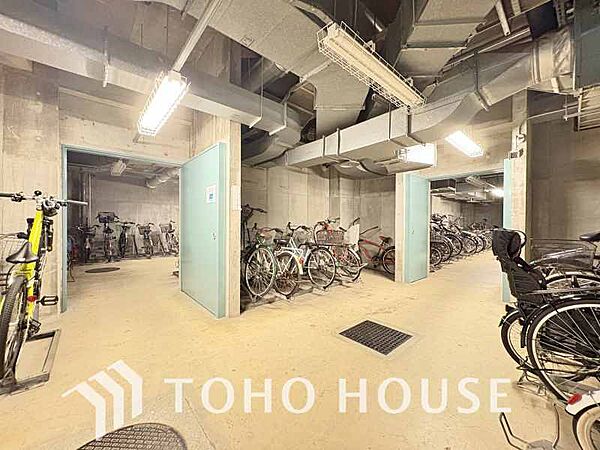 マンション駐輪場は空き状況などお気軽にお問い合わせを！周辺環境に馴染む美しい外観と高い機能性が魅力の邸宅です。光と風が通り抜ける開放的な設計が日々の暮らしに寄り添い上質な時間を末永く育んでくれますね。