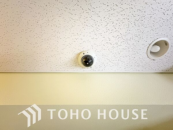 マンションの防犯カメラは入居者の安心を守る欠かせない設備です。エントランスや駐車場等に設置され不審者の侵入や車上荒らしを抑止。24時間稼働で万が一のトラブルも記録し日々の安全な暮らしを力強く支えます。