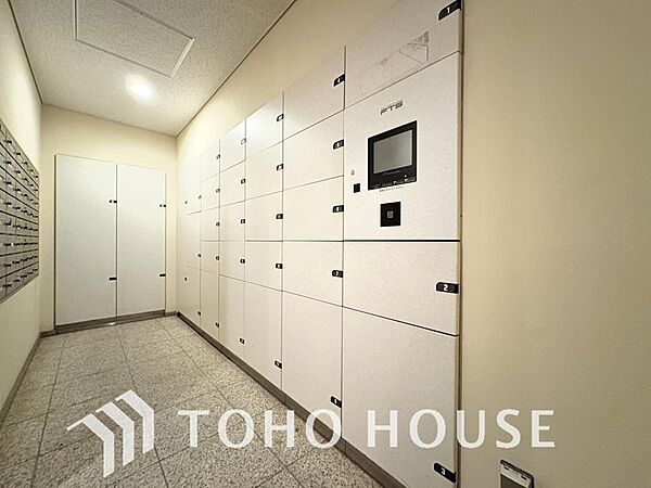 宅配ボックスは、ネットショッピングなどによる小型のお届け物の受け取りに大変便利です。不在時でも荷物を受け取れるため再配達の手間がなく、日々の暮らしに快適さとゆとりをプラスする、嬉しい高機能な設備です。
