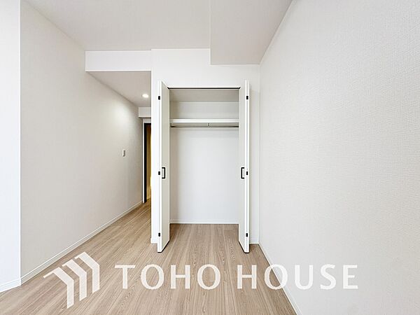 家具の配置がしやすい開放的な室内です。趣味の部屋としても十分な広さを確保しているため、自分好みの快適な空間作りを思いのままに楽しめます。毎日の暮らしをより豊かに彩ってくれる、自由度の高い間取りですね。