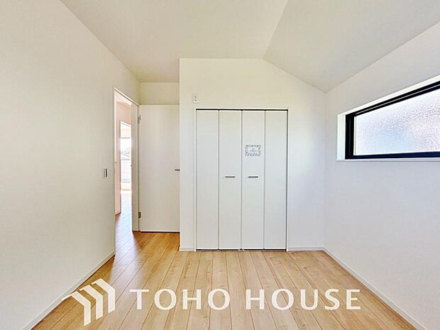 笑顔が溢れ、会話が弾む豊かな時を過ごすことができる空間で、お住まいになった幸せをかみしめてください。ゆとりある広さを誇るお部屋は、お気に入りの家具を自由に配置して、自分だけの快適な空間を創り出せます。