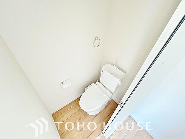 清潔な空間であって頂けますように目に留まるだけではなく汚れをふき取り易いフロアと壁紙をチョイス。サッと一拭きするだけで簡単に見栄え良く保てるため、毎日の掃除がスムーズになり家事時間を大幅に削減します。