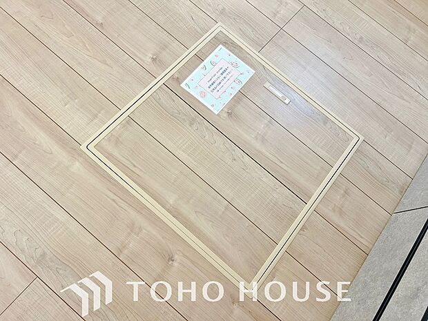 床下収納の場合は、使っていない空間を有効利用するので、キッチンを狭くすることなく収納場所を増やせます。床下のデッドスペースに保存食などを保管でき、調理エリアをいつでもスッキリと広々保つことが可能です。