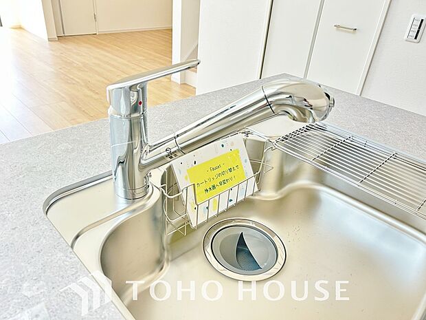 安全でおいしい水が手軽に。ボタン一つで浄水と原水をスムーズに切り替えられる浄水器一体型水栓を使用。蛇口まわりがすっきり美しく収まるデザインで、大切な家族の健康的な食生活をいつでも優しくサポートします。