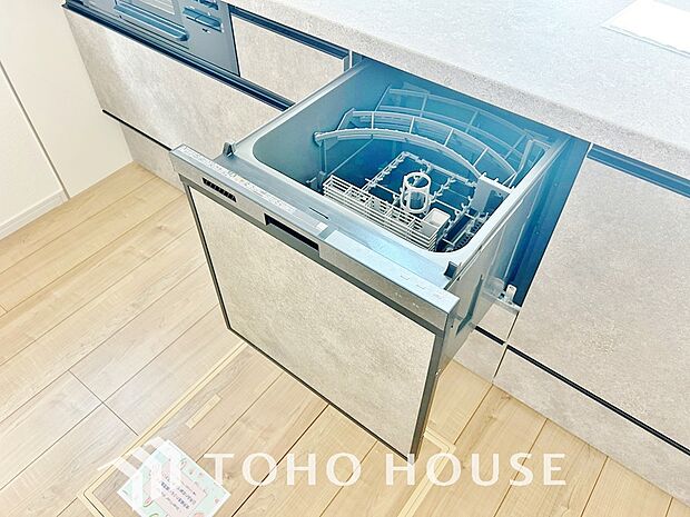 食洗機は家事の時間を短くできることがメリット。ビルトインタイプはキッチンをすっきりとみせてくれます。高温でしっかり洗浄するため衛生的で、毎日の手荒れの悩みからも解放され暮らしに優しいゆとりを生みます。