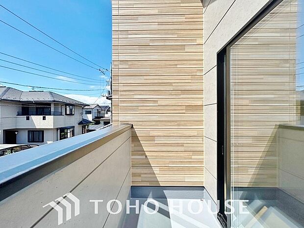 頬をなでる優しい風を感じることが出来るバルコニー。深呼吸をしたくなる気持ちの良い眺望です。たっぷりの陽光が降り注ぐこの開放的な空間は、日常の忙しさを忘れさせてくれる、贅沢で穏やかな時間をもたらします。