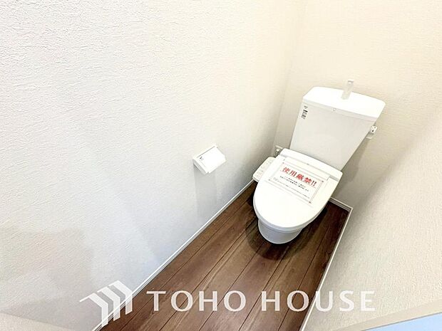 清潔な空間を保てるよう、お手入れのしやすさにもこだわり、汚れをサッと拭き取れる床材と壁紙を採用。快適な温水洗浄便座に加え、手洗い一体型のトイレはスペースの節約ができ、ゆったりとした空間が確保できます。