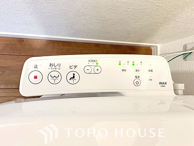 清潔で快適なトイレタイムをサポートする、温水洗浄便座を完備しました。気になるニオイを抑える脱臭機能なども備えており、いつも爽やかで心地よい空間を保ちます。日々の暮らしに寄り添う嬉しいこだわり設備です。
