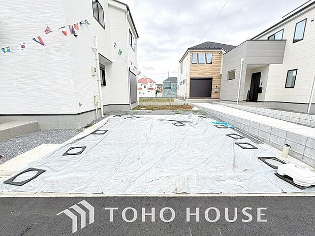 マンションとは異なり、移動がスムーズな敷地内駐車場を完備。荷物の多い日も安心です。いつでも自宅の目の前で愛車のお手入れができるため、車好きのご主人様も大満足。日々のカーライフがより快適になります。