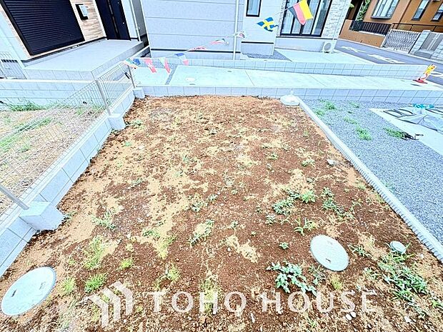 窓の先にお庭があると、風通しも良く、四季折々の変化も感じられます。どんな庭にするか、新生活の楽しい悩みのひとつ。ガーデニングやBBQなど、家族の夢が広がるプライベート空間で、豊かな日々を始めませんか。