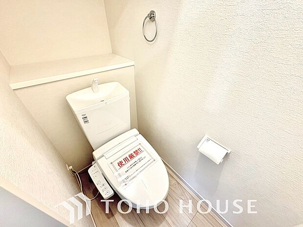 清潔な空間を保てるよう、お手入れのしやすさにもこだわり、汚れをサッと拭き取れる床材と壁紙を採用。快適な温水洗浄便座に加え、手洗い一体型のトイレはスペースの節約ができ、ゆったりとした空間が確保できます。