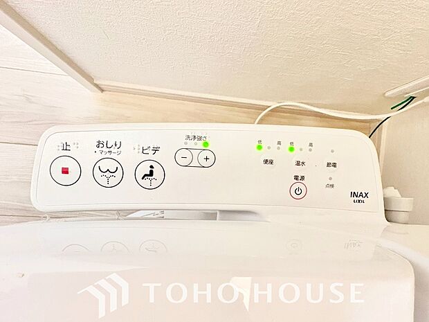清潔で快適なトイレタイムをサポートする、温水洗浄便座を完備しました。気になるニオイを抑える脱臭機能なども備えており、いつも爽やかで心地よい空間を保ちます。日々の暮らしに寄り添う嬉しいこだわり設備です。