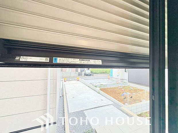 「シャッター」防犯面にも非常時にも安心のシャッターが完備されております。軽い力でもスムーズに開け閉めができ、女性でも安心して開閉していただけます。