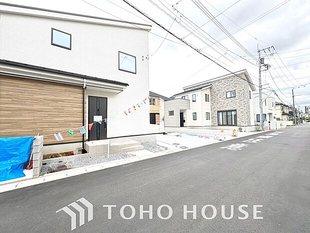マンションとは異なり、移動がスムーズな敷地内駐車場を完備。荷物の多い日も安心です。いつでも自宅の目の前で愛車のお手入れができるため、車好きのご主人様も大満足。日々のカーライフがより快適になります。