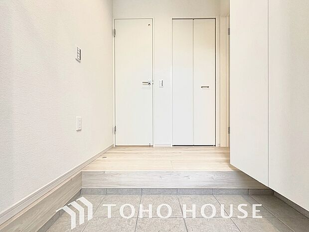 毎日家族を見送り、温かく迎え入れる「帰りたくなる家」をテーマにした自慢の玄関空間。ゲストを招き、家族を出迎える場所だからこそ、ディスプレイや照明にこだわって、自分好みの素敵な演出を楽しんでみませんか。