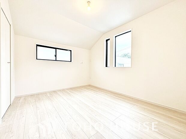 快適な光と心地よい風を取り入れ、心と体をゆったりと安らげる寝室です。広々とした洋室は寝室に最適です。ベッドやデスク、ドレッサーなどを配置しても、ゆとりある空間で、一日の疲れを心地よく癒やしてくれます。