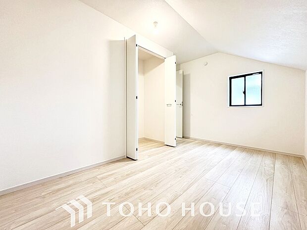 心地よい「光と風」が通り抜ける、心身ともに安らげる広々とした洋室です。主寝室に最適な設計で、大型のベッドやデスク、ドレッサーなどを並べて置いても十分なゆとりがあり、贅沢なプライベート時間を過ごせます。