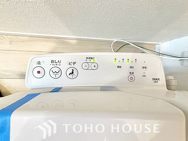 清潔で快適なトイレタイムをサポートする、温水洗浄便座を完備しました。気になるニオイを抑える脱臭機能なども備えており、いつも爽やかで心地よい空間を保ちます。日々の暮らしに寄り添う嬉しいこだわり設備です。