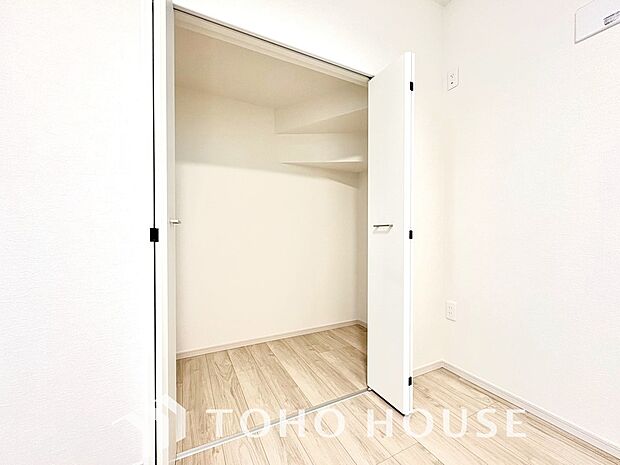 クローゼット完備で、家具配置がしやすいシンプルな居室。画像と現地では、お部屋の広さや天井高の開放感など、印象が大きく異なります。ぜひ現地に足を運んでいただき、ご自身の目で本当の魅力を確かめてください。