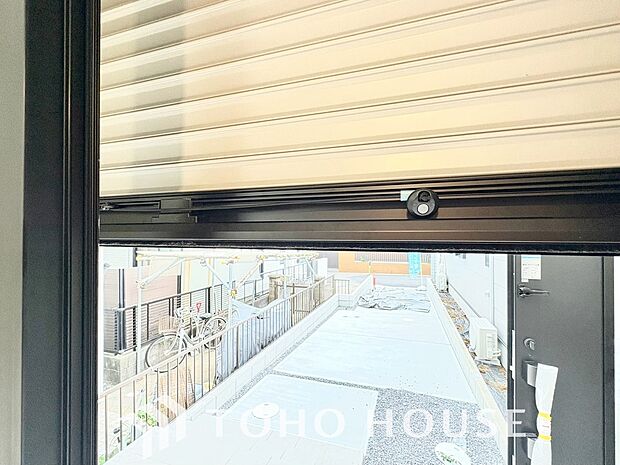 「シャッター」防犯面にも非常時にも安心のシャッターが完備されております。軽い力でもスムーズに開け閉めができ、女性でも安心して開閉していただけます。
