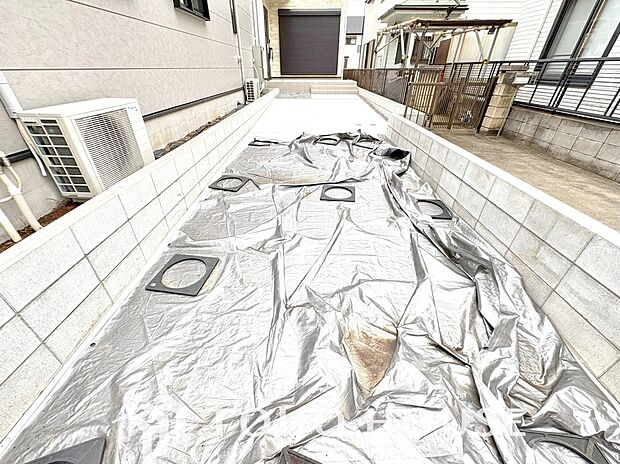 マンションとは異なり、移動がスムーズな敷地内駐車場を完備。荷物の多い日も安心です。いつでも自宅の目の前で愛車のお手入れができるため、車好きのご主人様も大満足。日々のカーライフがより快適になります。