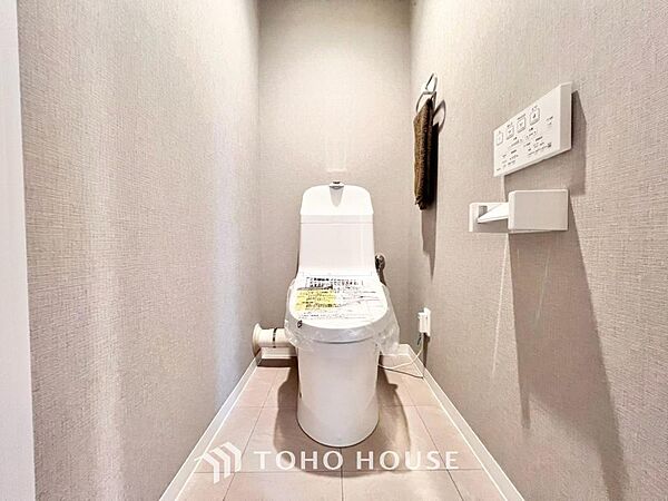 快適な温水洗浄便座付。手洗い一体型のトイレはスペースの節約ができ、ゆったりとした空間が確保できます。