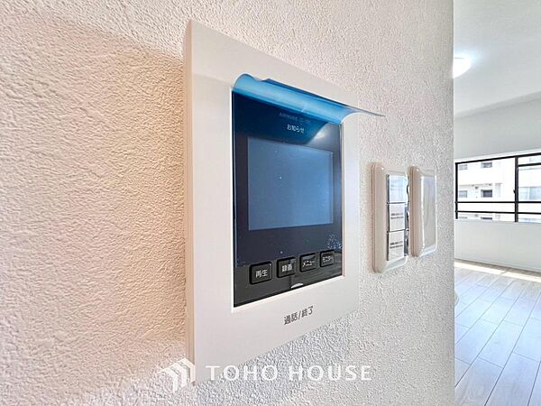 見える安心をカタチにしました。誰が来ても一目で相手の顔がわかる、モニター付きインターホンを設置しています。お子様の留守番時や防犯面でも、非常に効果的で、毎日の暮らしに確かな安心感をプラスする設備です。